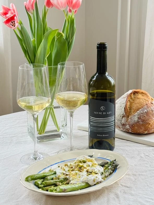 Sparris med burrata och pistage – Feltro Bianco