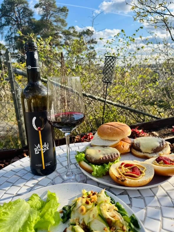 Zucchinisallad med grillad hamburgare – Vi del Banya